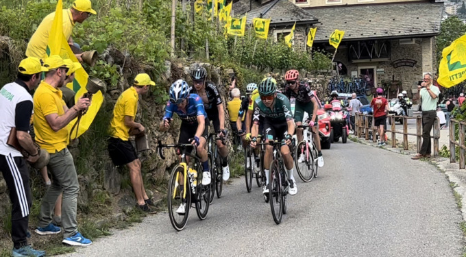 Il Giro d’Italia tra vigneti  e bandiere gialle nel nome dello Sfursat