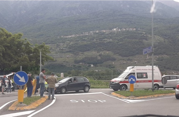 Scontro tra auto e moto: motociclista muore sulla ex Statale 38