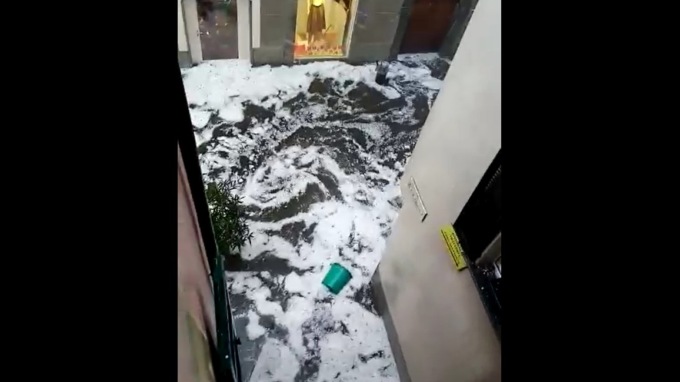 Fiume di grandine nel centro di Chiavenna: i video inediti del disastro