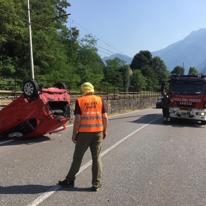 Auto ribaltata sulla Statale 36, grave una donna di 66 anni