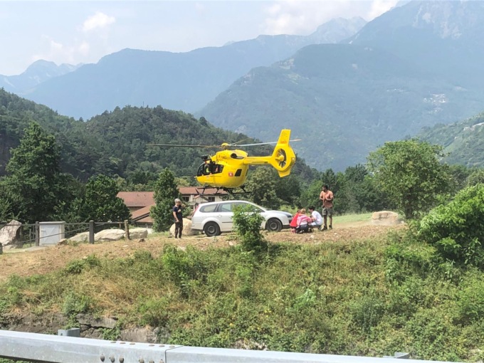 Un ramo lo colpisce mentre taglia legna, grave un uomo di 73 anni