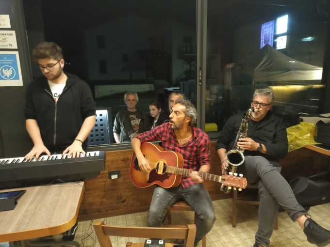 La pioggia ferma l’omaggio al rock
