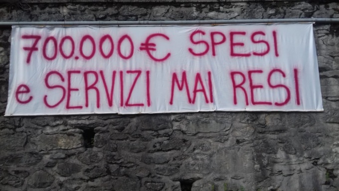Ex scuole, ecco lo striscione-denuncia