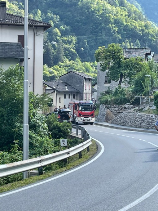Con l’auto contro le tubazioni del gas, allarme lungo la Statale 37