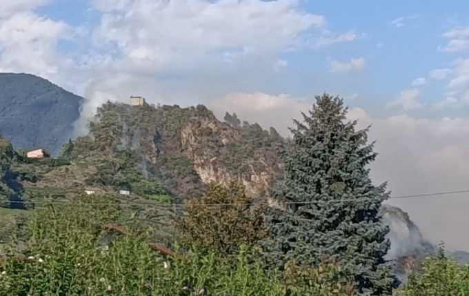 In fiamme il bosco sotto il Calvario, Vigili del Fuoco in azione a Tresivio