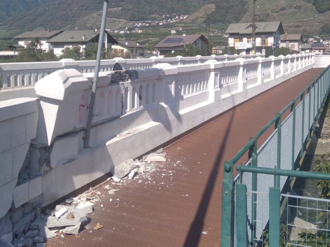 Il nuovo ponte si è sbriciolato