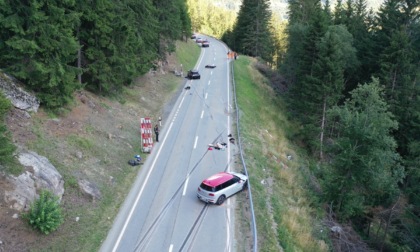 Tragedia sulla strada del Bernina, morti due motociclisti dopo lo scontro tra due auto in sorpasso