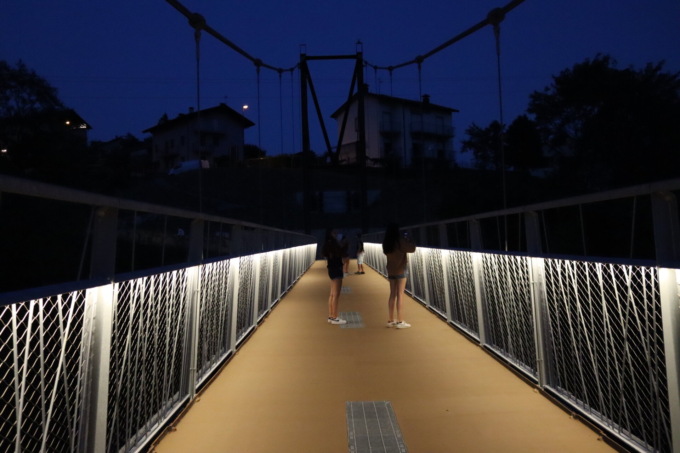 La passerella sulle Cassandre brilla di notte