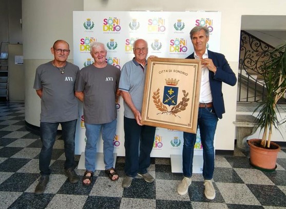Stemma in legno intarsiato donato al Comune di Sondrio