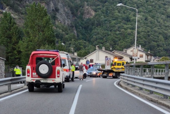 Auto con a bordo due giovani finisce contro il guard rail lungo la Statale 37