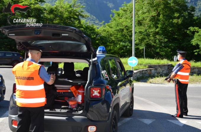 Con la droga in auto lungo la Statale 38, arrestati due giovani