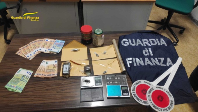 Arrestato mentre cede la droga in un parcheggio