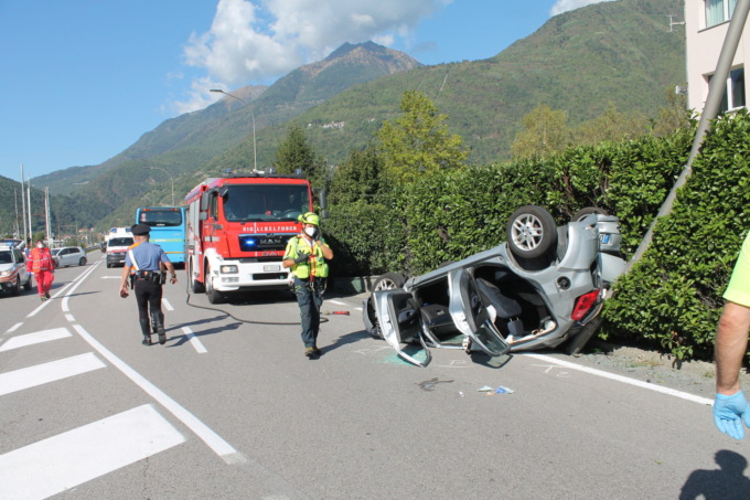Violento scontro, auto si ribalta lungo la Statale 38