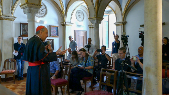 Il neo Cardinale Oscar Cantoni in visita sul luogo dell’uccisione di don Roberto Malgesini