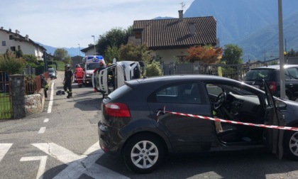 Auto ribaltata dopo lo scontro, soccorsi in azione a San Cassiano