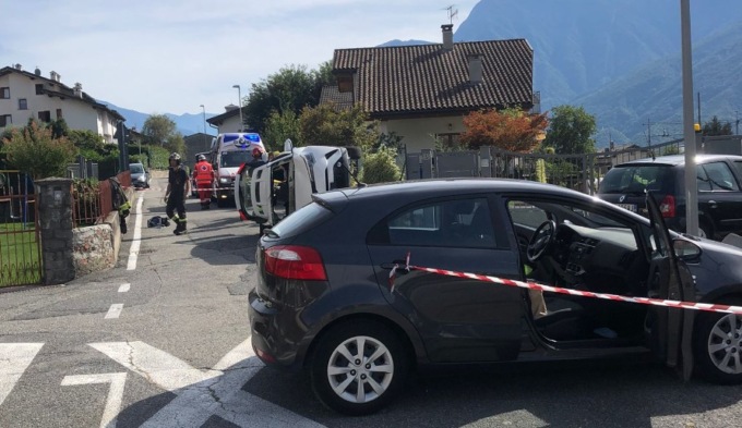 Auto ribaltata dopo lo scontro, soccorsi in azione a San Cassiano