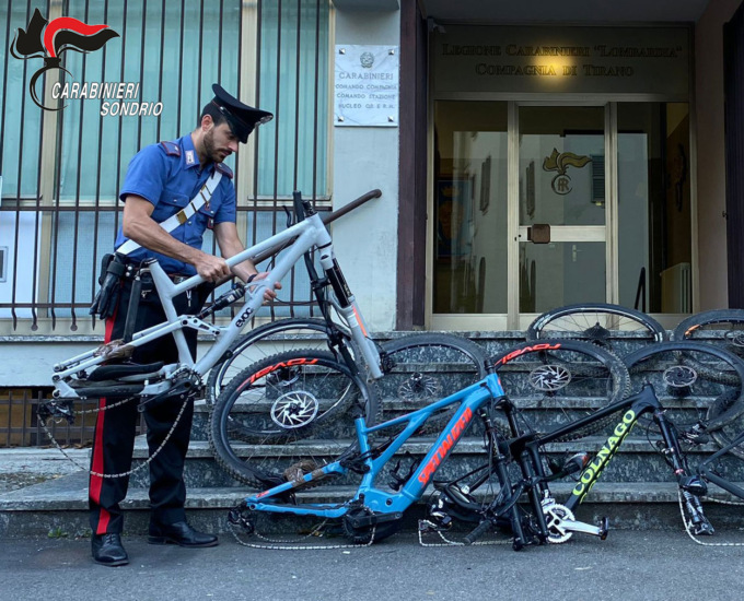 Sorpresi in possesso di quattro biciclette rubate, denunciati