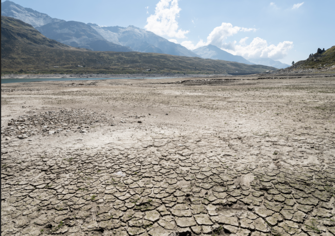 Al Montespluga è comparso un  deserto (e c’è chi per far riflettere lo indica come meta turistica)