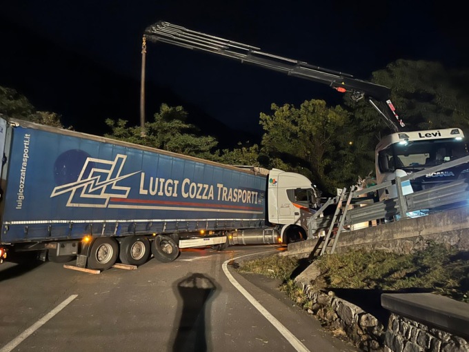Camion si incastra sul tornante, statale 36 bloccata per ore