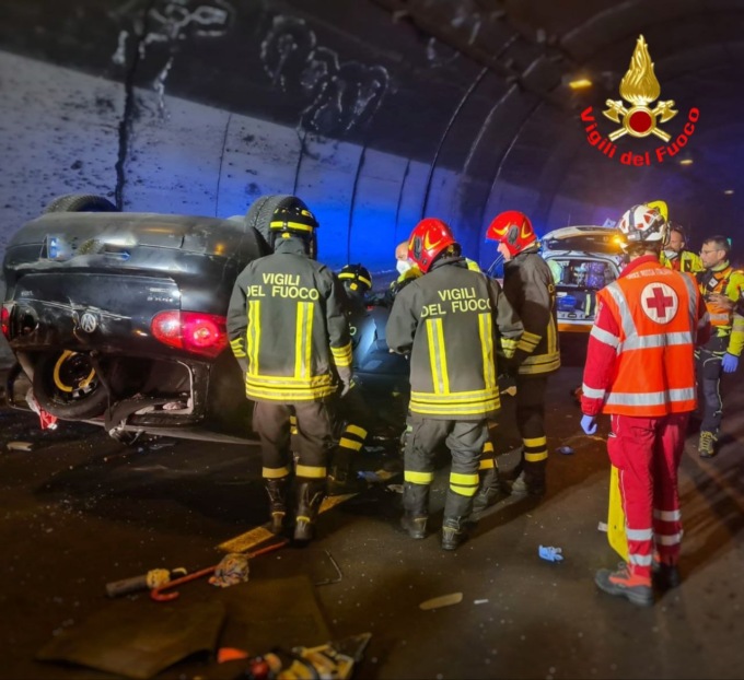 Grave incidente lungo la Statale 36, 74enne estratto dall’auto ribaltata