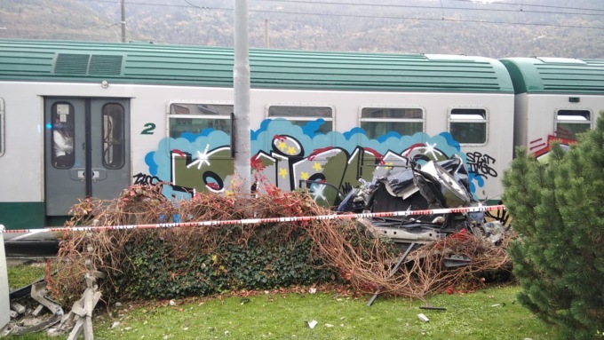 Resta incastrato tra le sbarre del passaggio a livello, travolto dal treno: è in ospedale a Sondalo