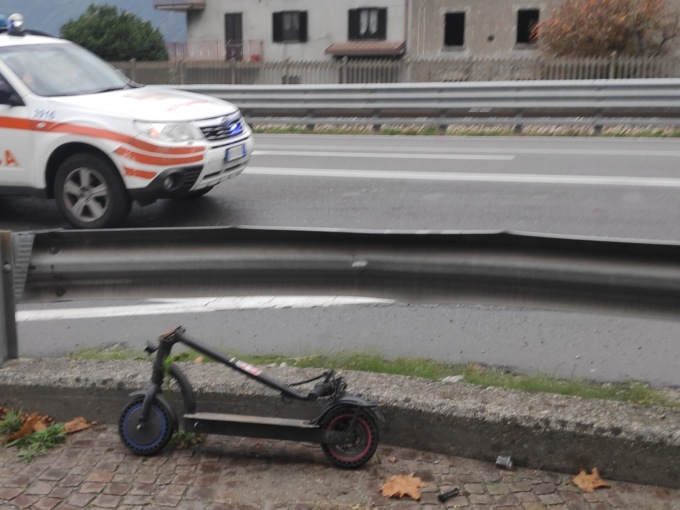 Scontro tra un’auto e un monopattino elettrico, paura per un 38enne