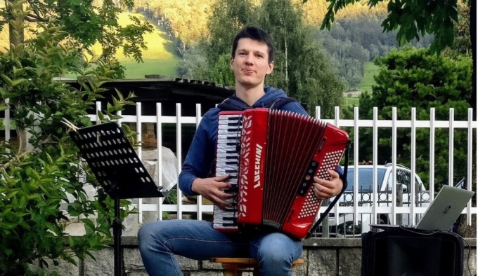 La caduta dal motorino non gli lascia scampo, Davide muore a soli 20 anni