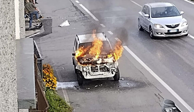 Auto in fiamme lungo la Statale 38