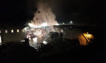 Il rogo dei rifiuti a Cedrasco continua a bruciare, Vigili del Fuoco ancora al lavoro