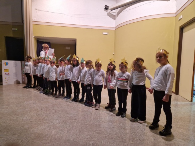 I bimbi dell’asilo celebrano Natale con uno spettacolo
