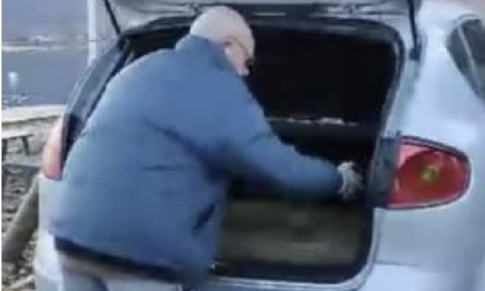 Gli serve legna da ardere, anziano decide di prendersi la staccionata della ciclabile