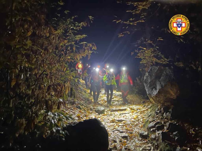 L’elicottero non può arrivare, donna infortunata trasportata per un’ora e mezza lungo i sentieri di montagna