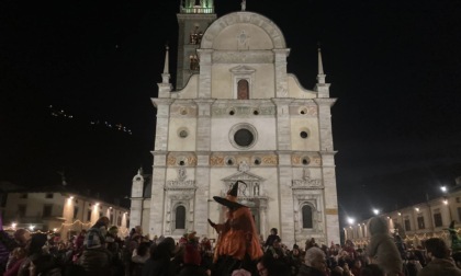 Piazza della Basilica gremita per l’arrivo della Befana