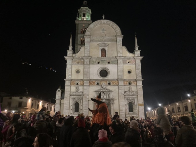 Piazza della Basilica gremita per l’arrivo della Befana