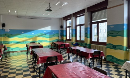 Scuola di Triangia: Atrio, sala mensa e aule dell'edificio sono state trasformate con pittura, pennelli e tanta fantasia