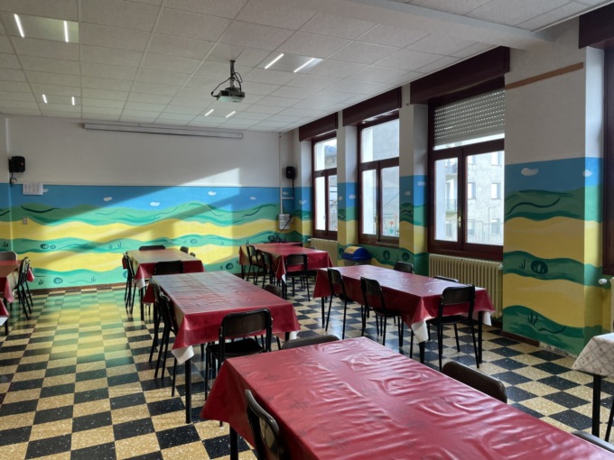 Scuola di Triangia: Atrio, sala mensa e aule dell’edificio sono state trasformate con pittura, pennelli e tanta fantasia
