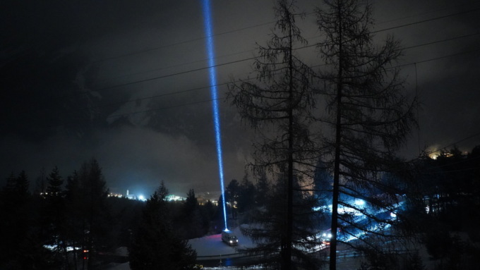 Il raggio di luce che attraversa l’Europa