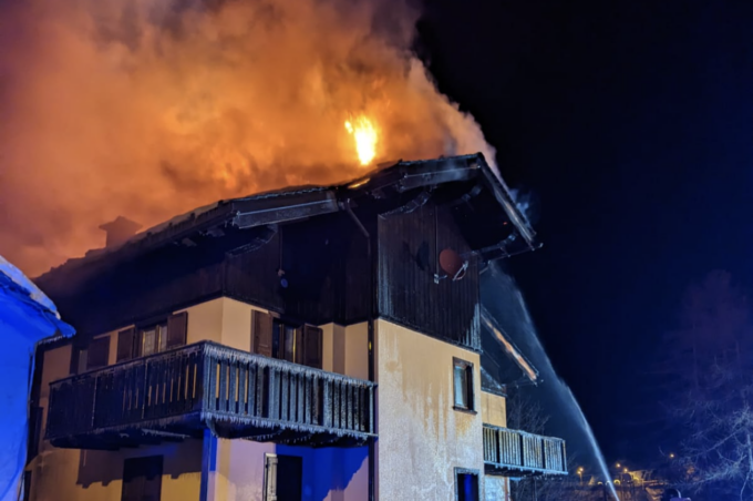 Madesimo: vasto incendio distrugge un’abitazione