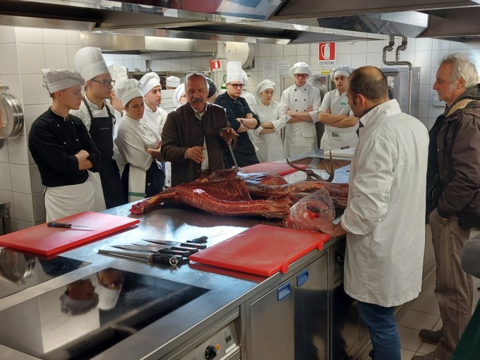 Collaborazione Parco e scuola per cucinare il cervo