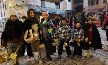 Bambini e adulti per le strade a fare chiasso per la tradizione del "L’è fòra Geneiron"