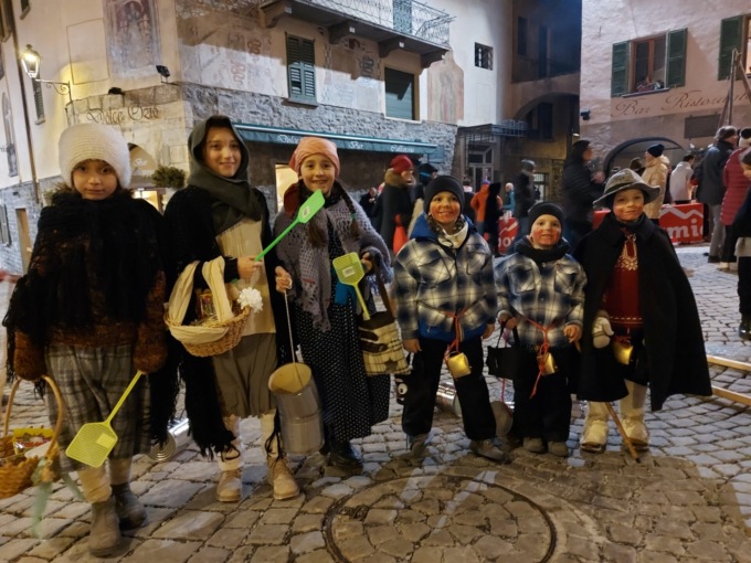 Bambini e adulti per le strade a fare chiasso per la tradizione del “L’è fòra Geneiron”