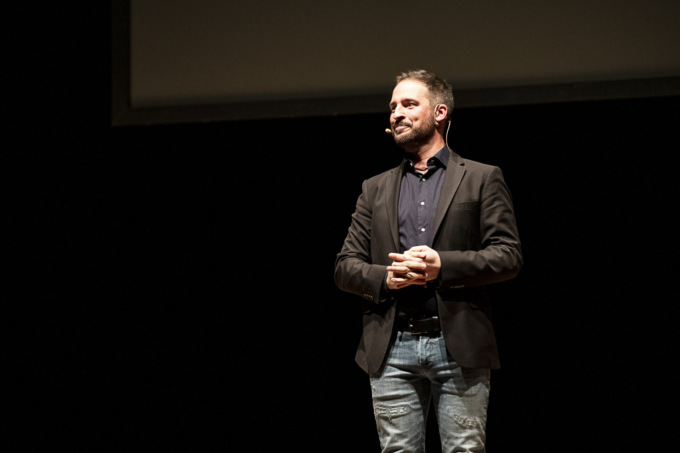 La vita dei docenti disperati diventa uno spettacolo teatrale comico di Filippo Caccamo