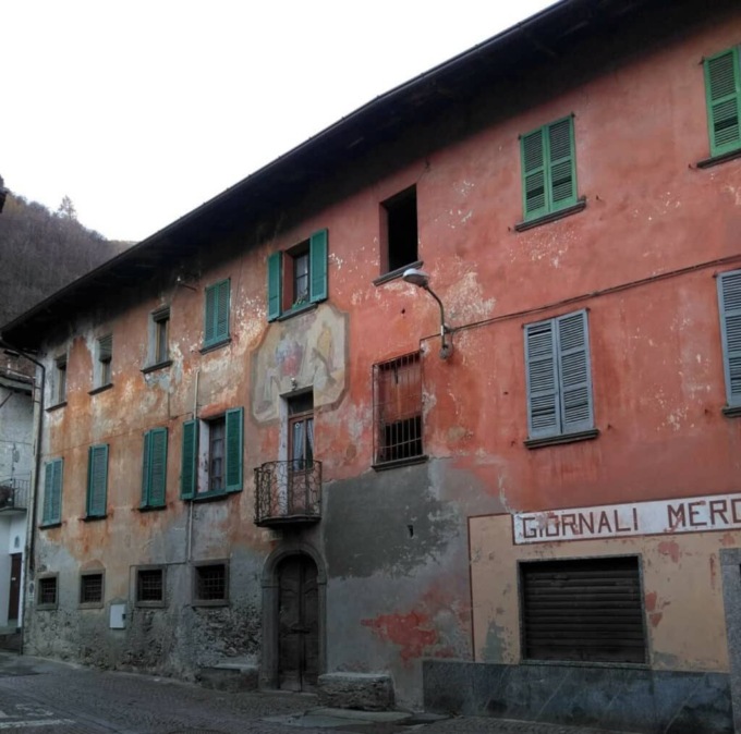 Trovati a vivere abusivamente in una casa disabitata
