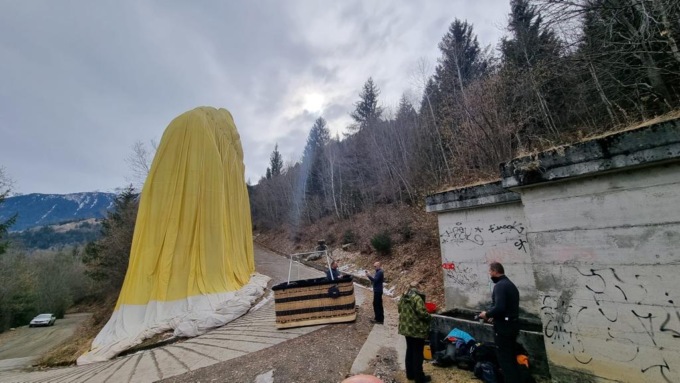 Atterraggio di emergenza per una mongolfiera, soccorsi in azione