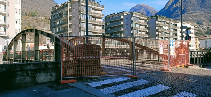 Ponte Eiffel chiuso, i residenti: “Fateci una passerella pedonale”