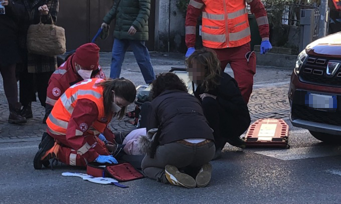 Attimi di paura per una signora investita sulle strisce