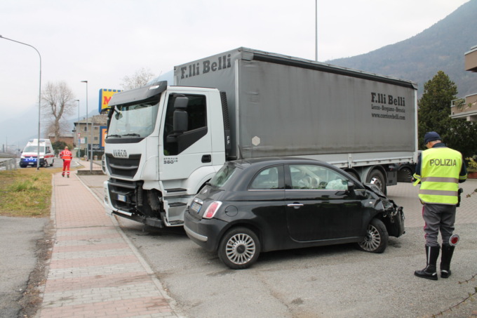 Frontale tra auto e camion a Cosio