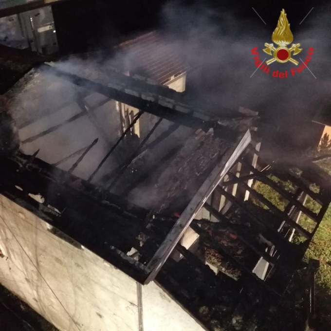 Appartamento in fiamme a Colico, paura nella notte