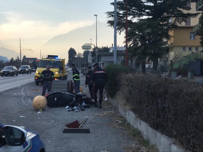 Statale 38: nonno con il nipote cade in scooter, è gravissimo