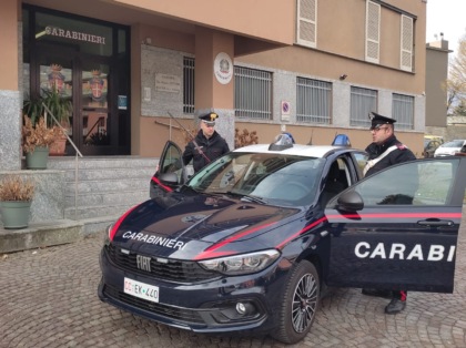 Picchia brutalmente il rivale e minaccia il barista, arrestato